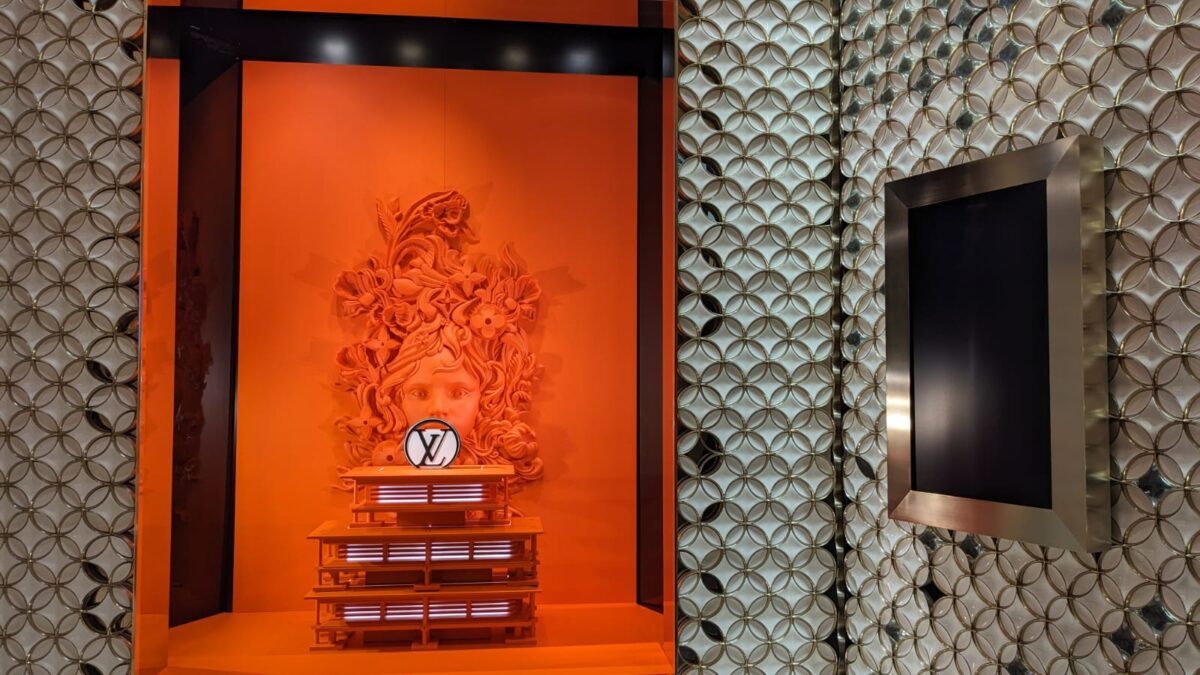 Boutique Louis VUITTON / Paris Champs Elysée