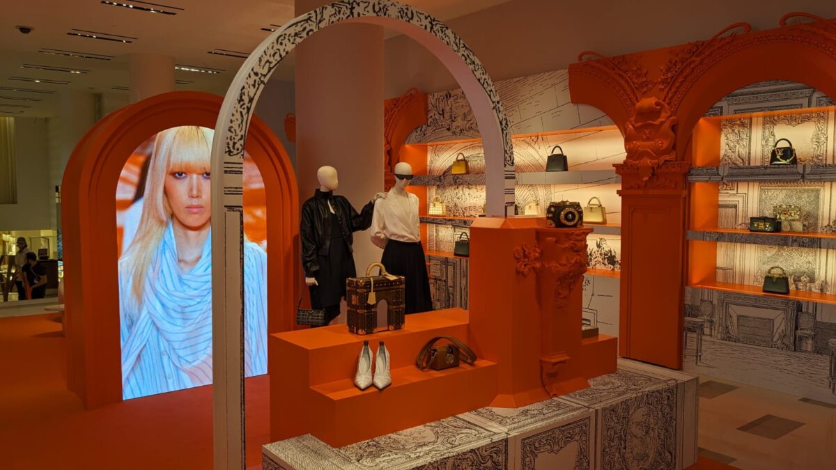 Boutique Louis VUITTON / Paris Champs Elysée